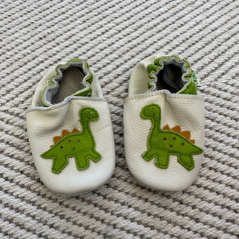 BRAND NEW Sayoyo Dinosaur Soft Leather Sole Infant Baby Shoes